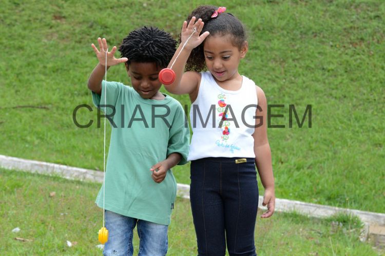 Foto de Garoto Jogando Ioiô Ao Ar Livre e mais fotos de stock de Ioiô - Ioiô,  Brincar, Brinquedo - iStock