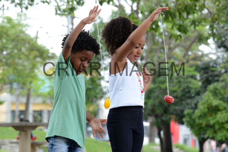 Foto de Garoto Jogando Ioiô Ao Ar Livre e mais fotos de stock de Ioiô - Ioiô,  Brincar, Brinquedo - iStock