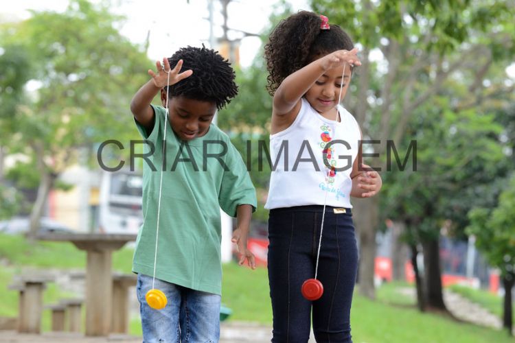 Foto de Garoto Jogando Ioiô Ao Ar Livre e mais fotos de stock de Ioiô - Ioiô,  Brincar, Brinquedo - iStock